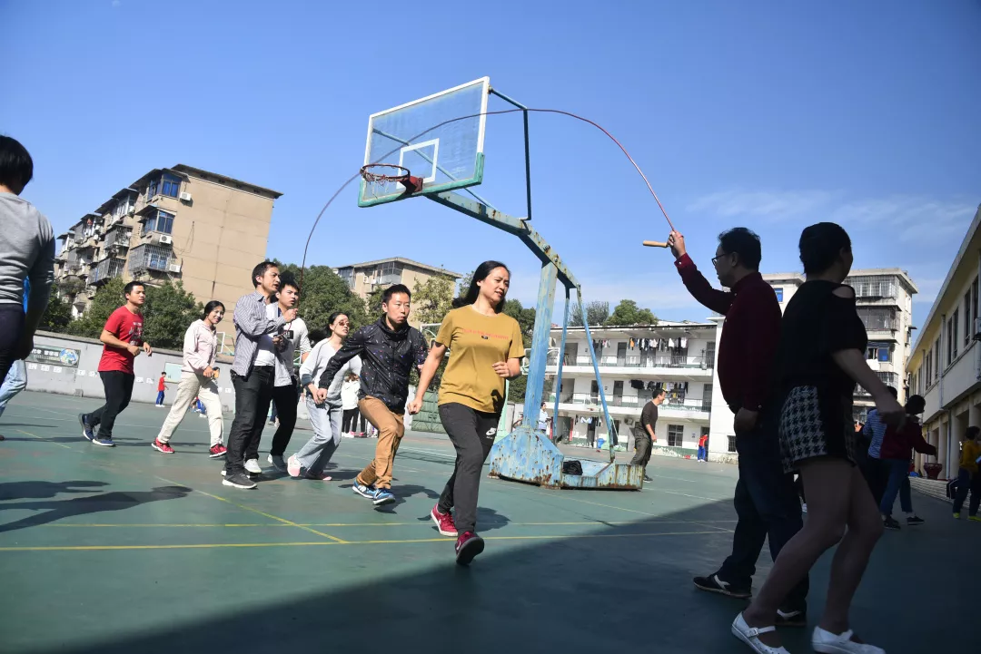 列車本次趣味運動會設立了定點投籃,實心球擲準,立定跳遠等個人項目