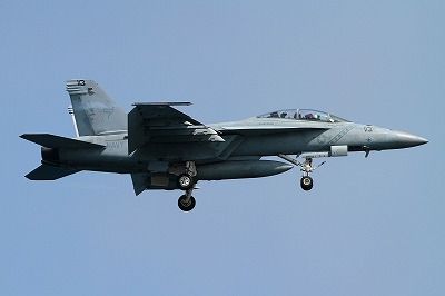 美海軍f/a-18戰鬥機在沖繩附近海面墜毀,兩名飛行員獲救