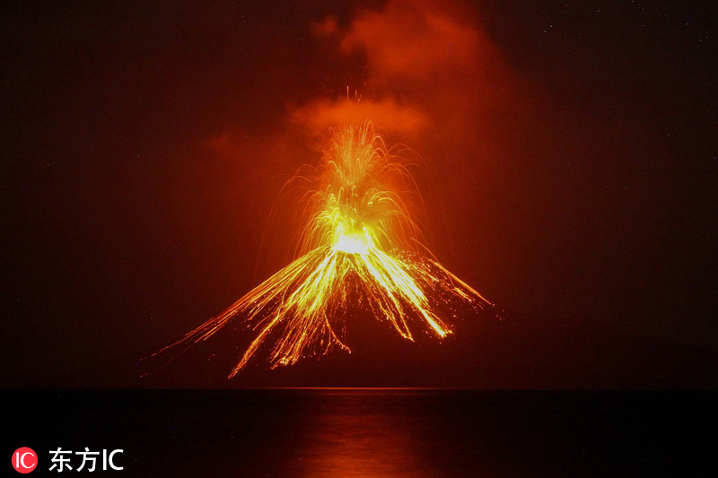 摄影师拍摄印尼火山喷发岩浆喷射如巨型烟花
