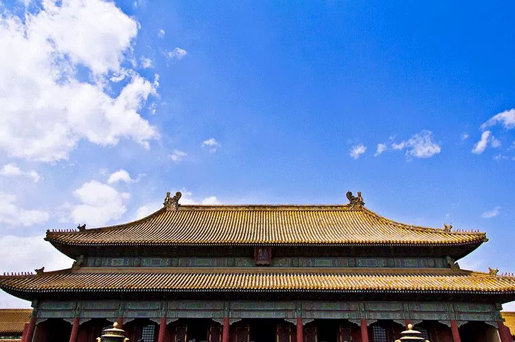 放眼中国的建筑,无论是宫殿,庙宇,亭台,楼阁,园林无不有着对称之美