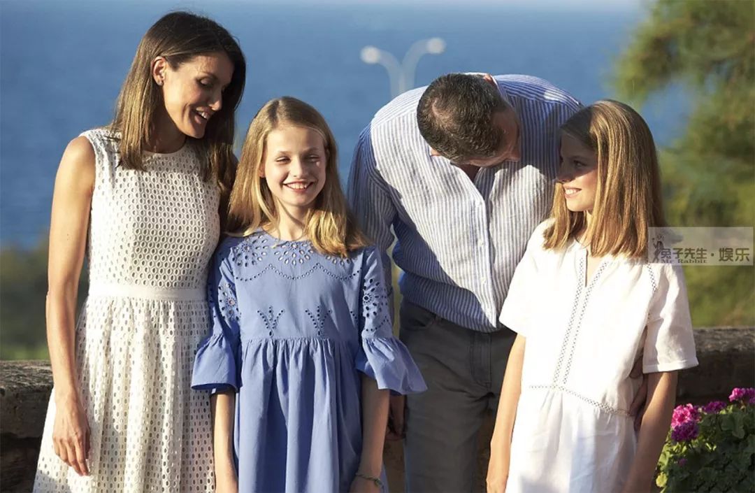 西班牙国王没偏心私下牵11岁小女儿公主趴在爸爸背上好幸福