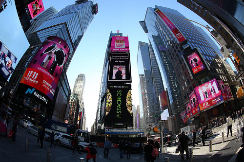 知名美妆美容仪器“黑科技”AMIRO双11震撼纽约时代广场