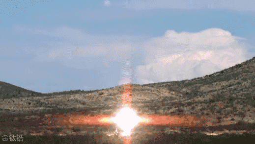 子母弹是在装甲上空爆炸,一颗子母弹里面包含许多小型破甲弹,每个