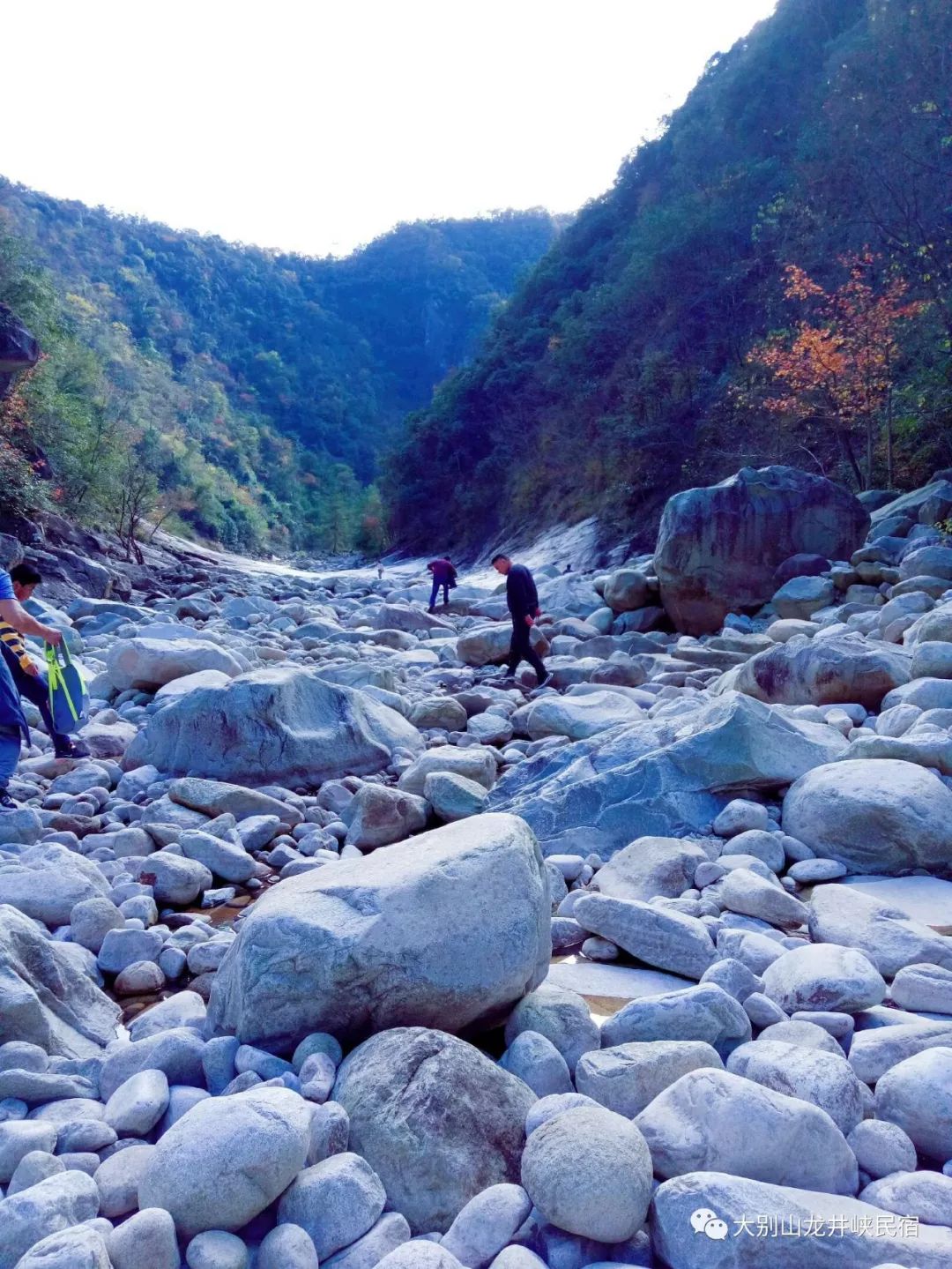 秋冬之际重走红军路挺近大别山赏皖西最大瀑布群龙井峡徒步狼牙谷团建