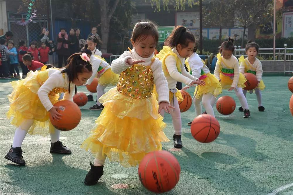 为了加强幼儿体育锻炼,宣传冬季体育运动,2018年11月12日,城镇幼儿园