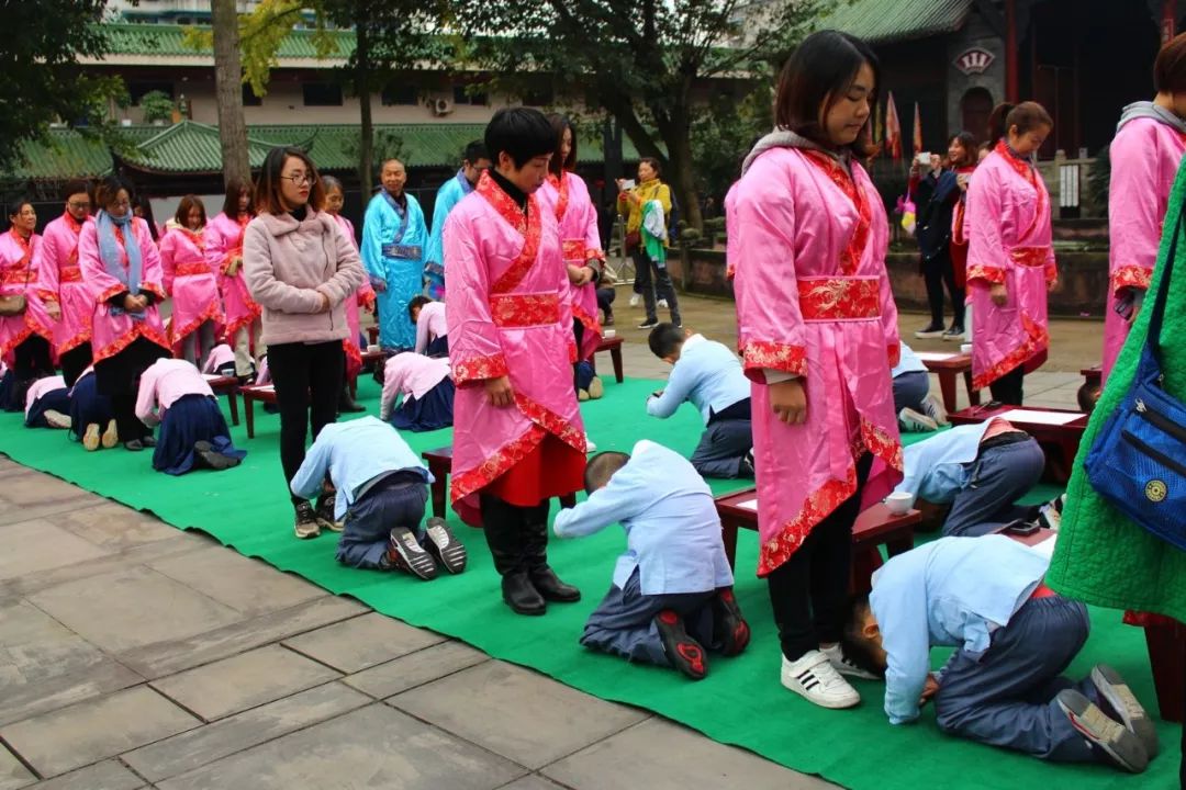 小学生跪拜礼图片