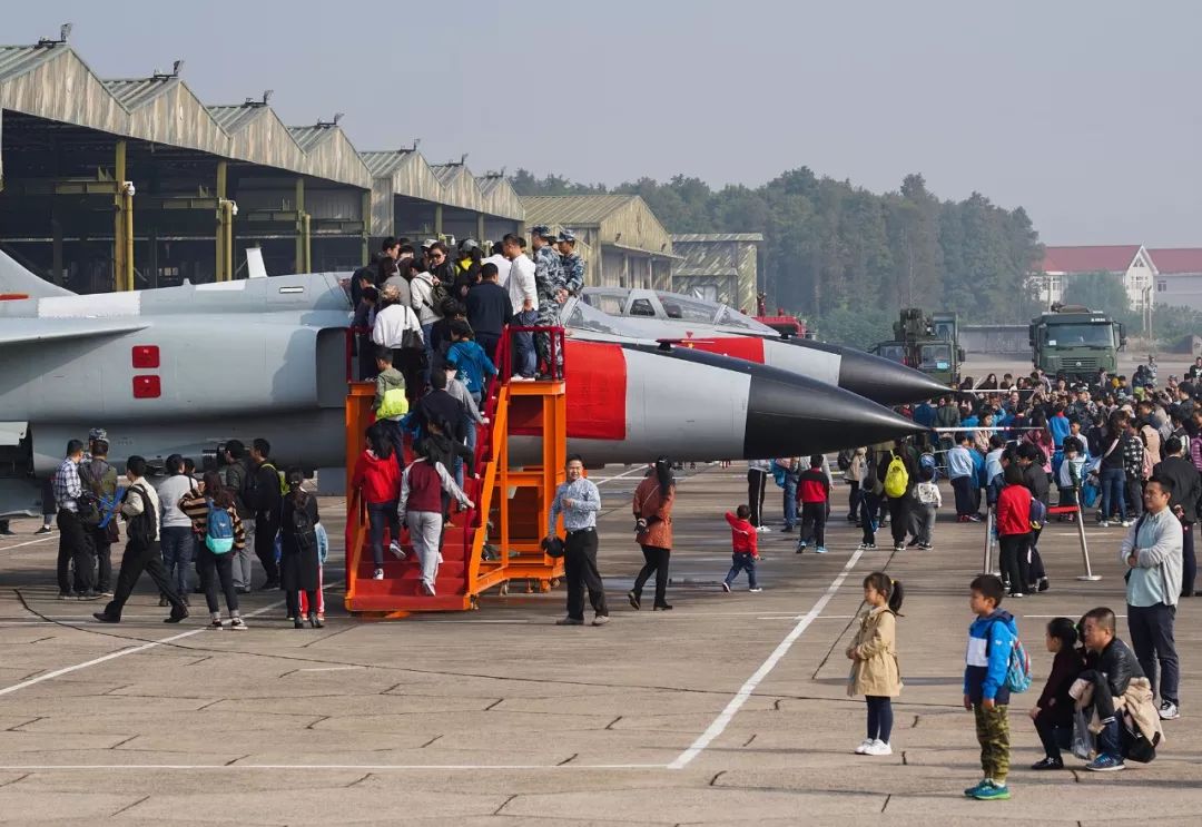 3000多杭州市民走進空軍營登上飛豹瞧一瞧