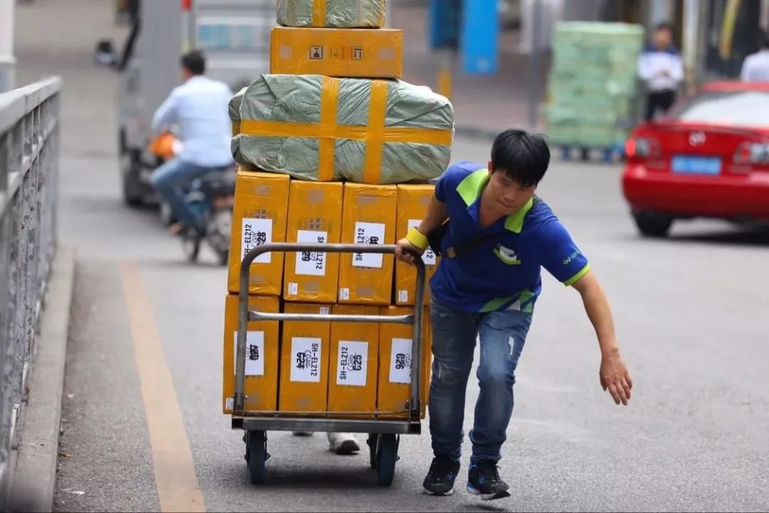 他們的工作日常是這樣的,感覺每個人都揹著一座五臺山在緩慢移動