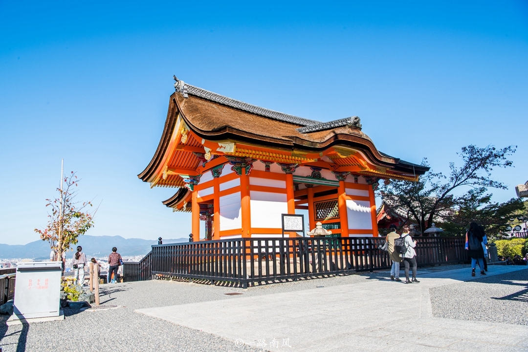 到日本著名寺廟賞秋,卻發現中國人比日本人還多!