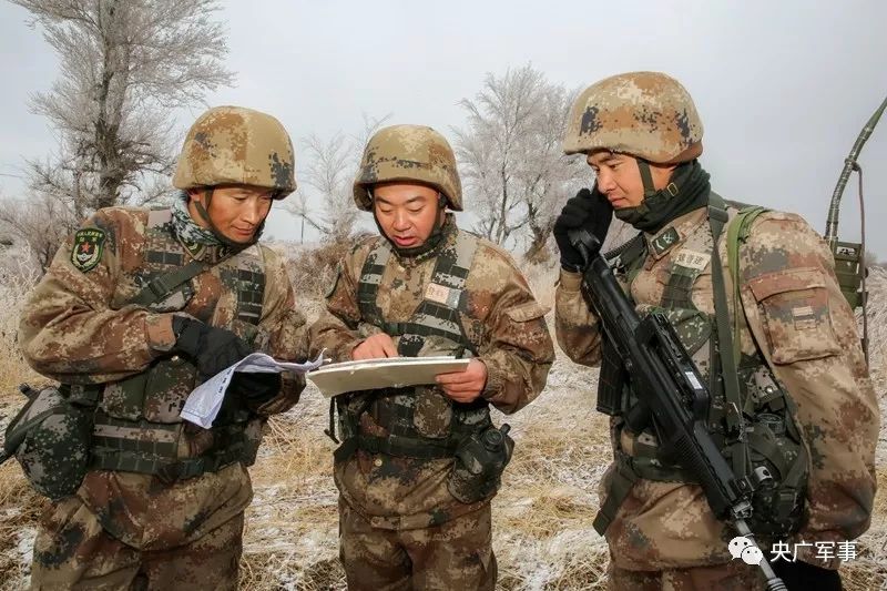 武装侦察连官兵进行定向越野考核.战车快速向"作战"地域机动.