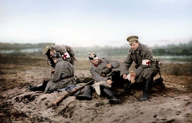 e,第一次世界大战期间,接受俄国医务兵包扎的德国兵