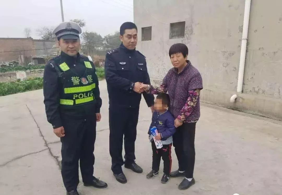 警察叔叔抓小孩的图片图片