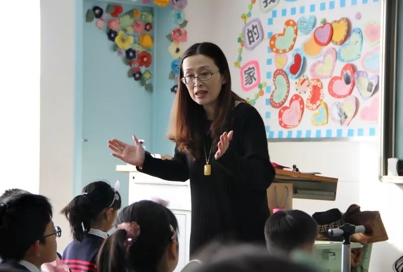 青岛市教科院小学英语教研员姚蓓贝老师分享精彩课堂近日,学校邀请