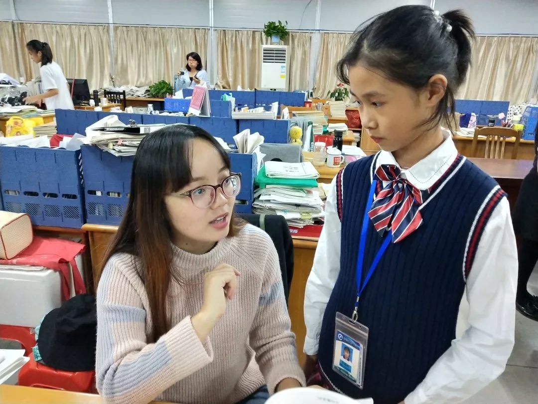 旗峰中学老师工作照图片