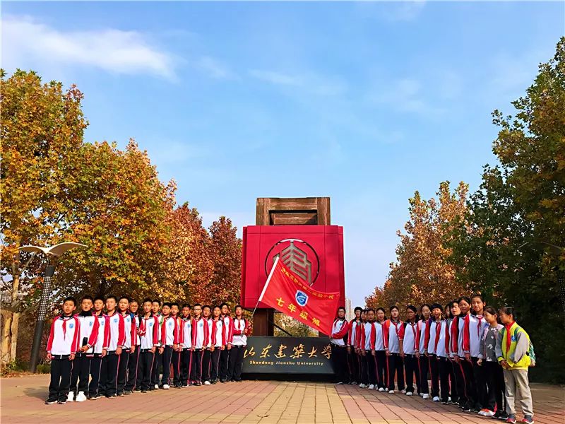 在參觀完建大校園後,大家迫不及待的來到體育場開始期待已久的