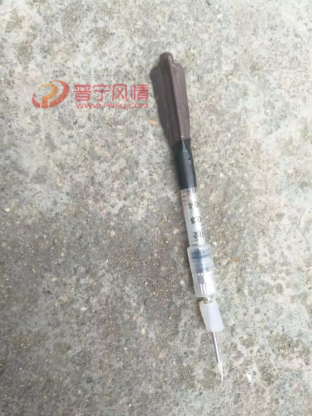 随后蔡先生在家门附近发现有一支针管,这才明白狗狗是被偷狗贼毒死的!