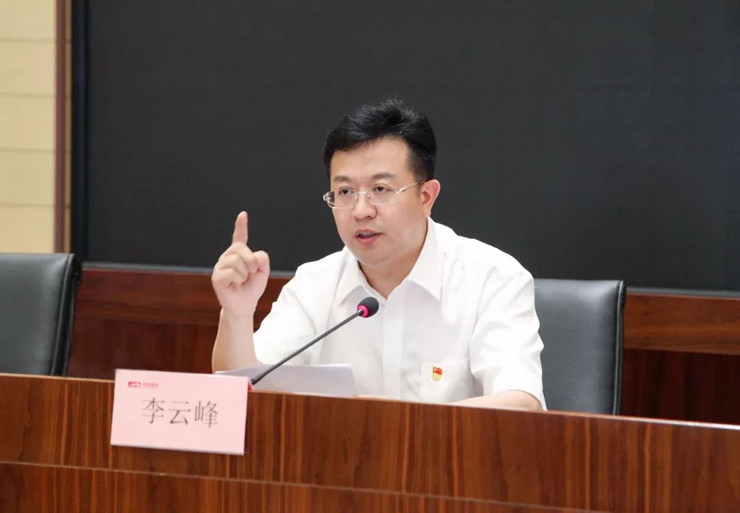 李云峰是我校88届校友,现任南昌轨道交通集团有限公司党委书记,董事长