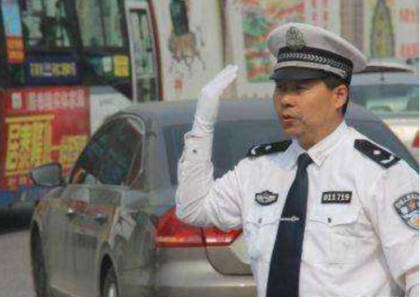 交警白衬衣图片