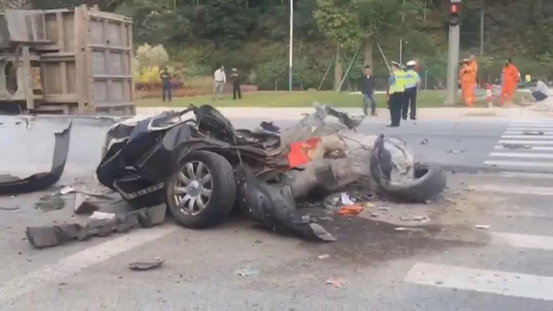 廣州泥頭車闖紅燈引發車禍,一名民警因公殉職