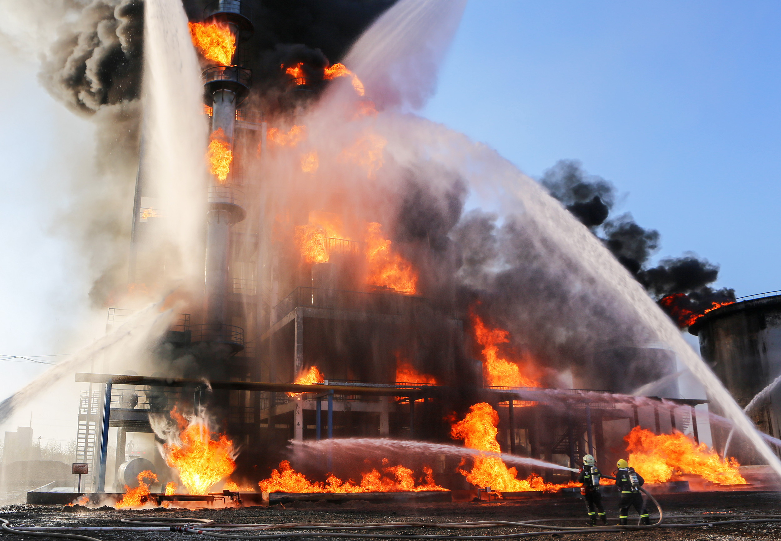 闖化工爆燃大火現場 入高層火海救人!甘肅開展應急消防救援演練_隊伍