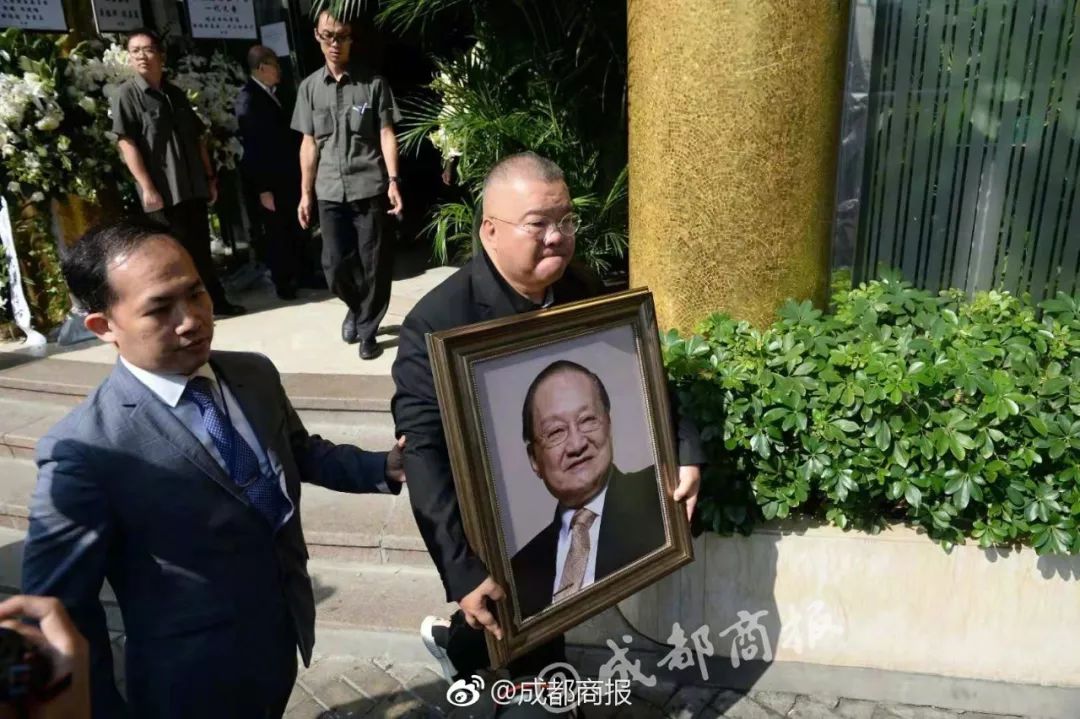 就此別過!金庸今早出殯,蔡瀾馬雲張紀中等靈車旁送大俠最後一程