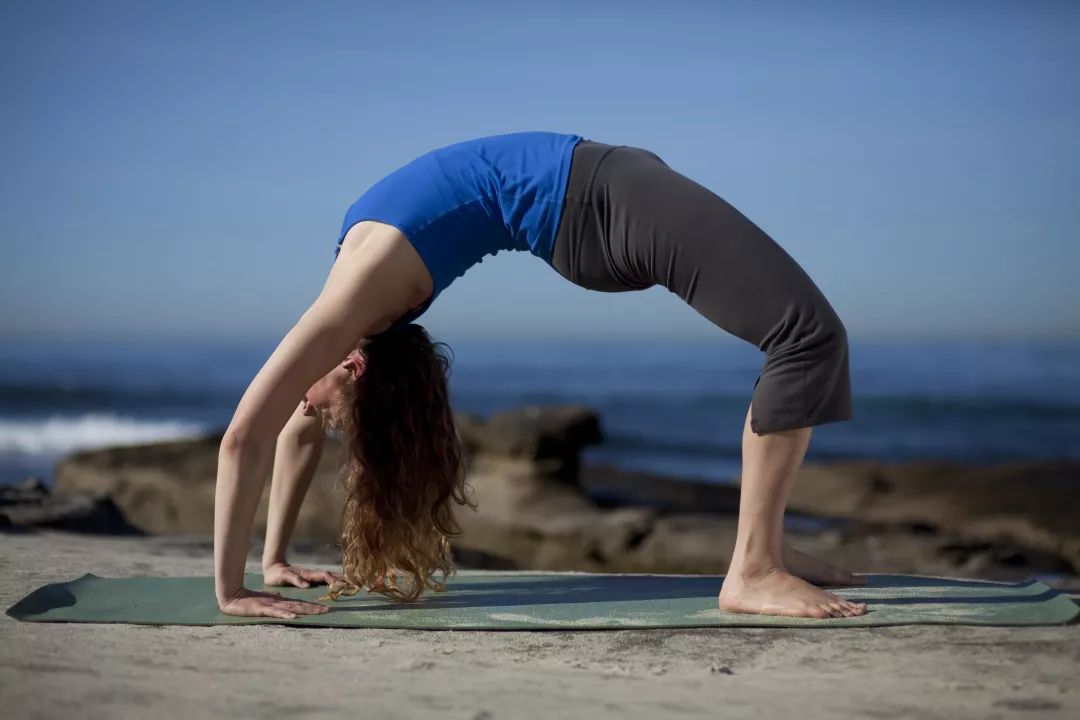 在做瑜伽后弯体式时,为何你总是把握不好延展的程度?