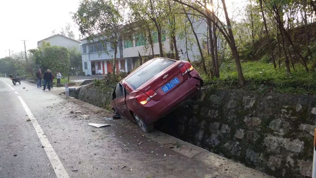 江油至含增路上一辆雪佛兰爆胎翻滚,跨上排水渠!