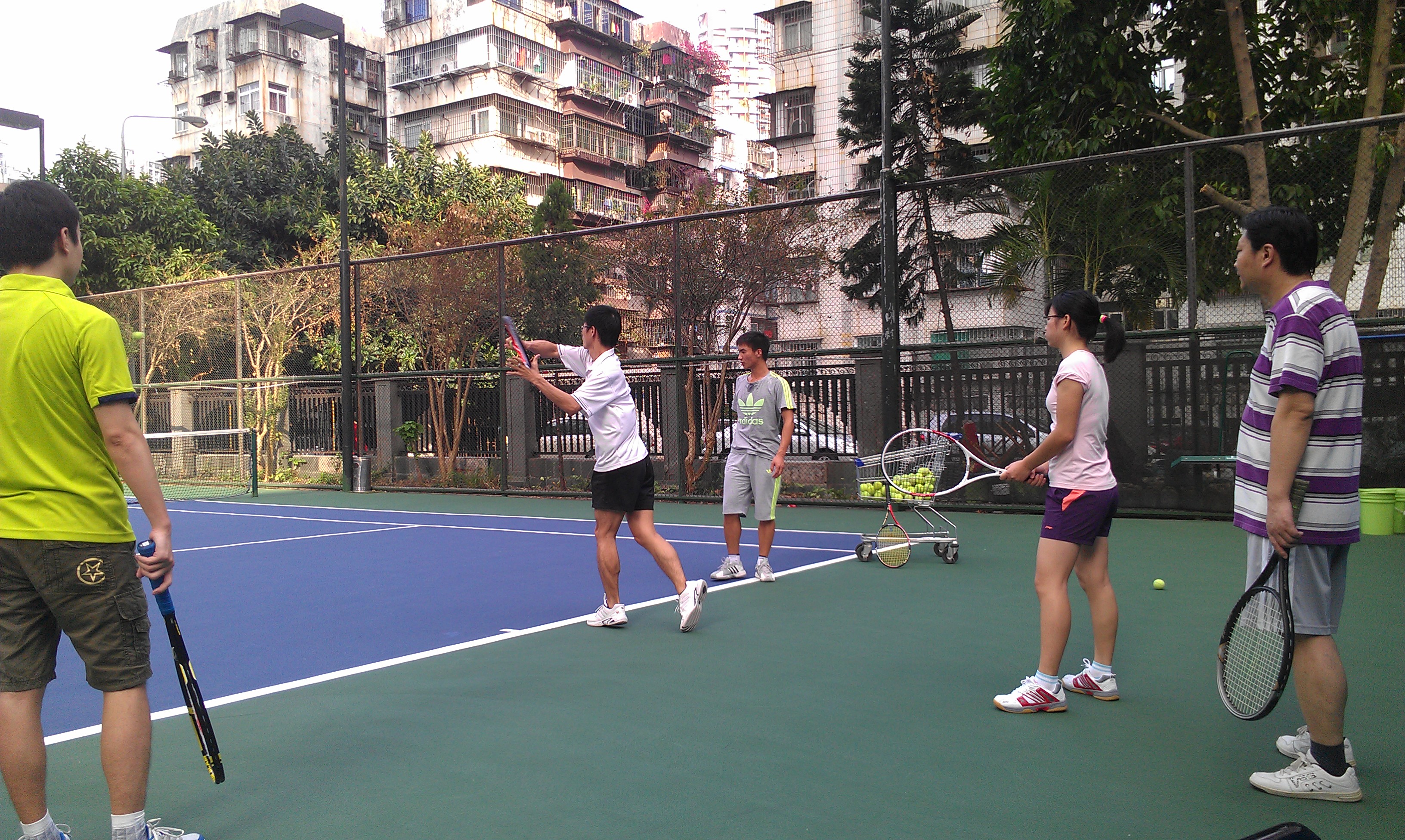 深圳网球培训 打网球促进友谊是我们获得快乐和支持的必不可少的源泉