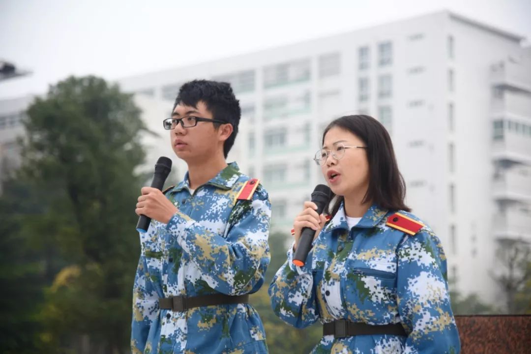 第三临床医学院的官嘉萌同学和杜博然同学带来了诗歌朗诵《祖国啊