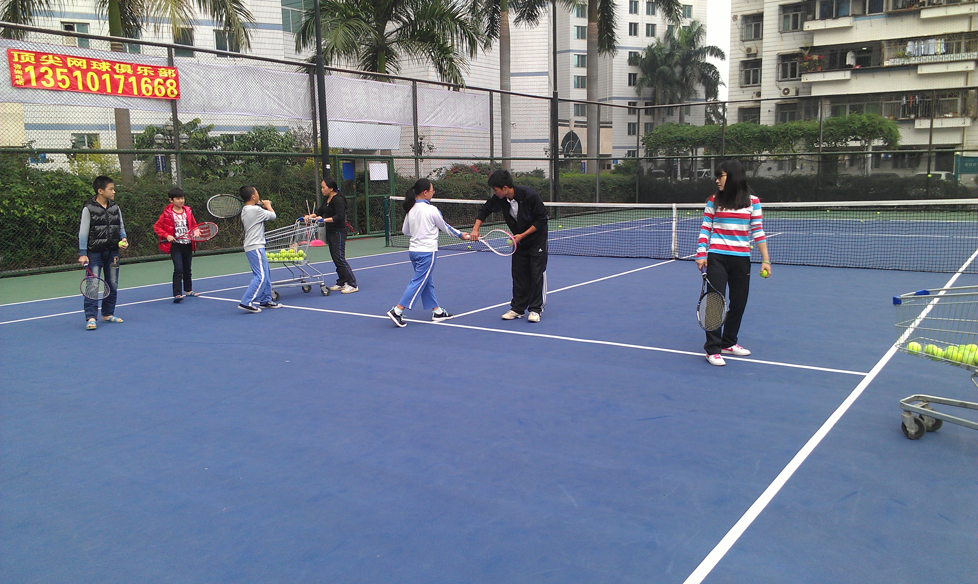 深圳网球培训 打网球促进友谊是我们获得快乐和支持的必不可少的源泉