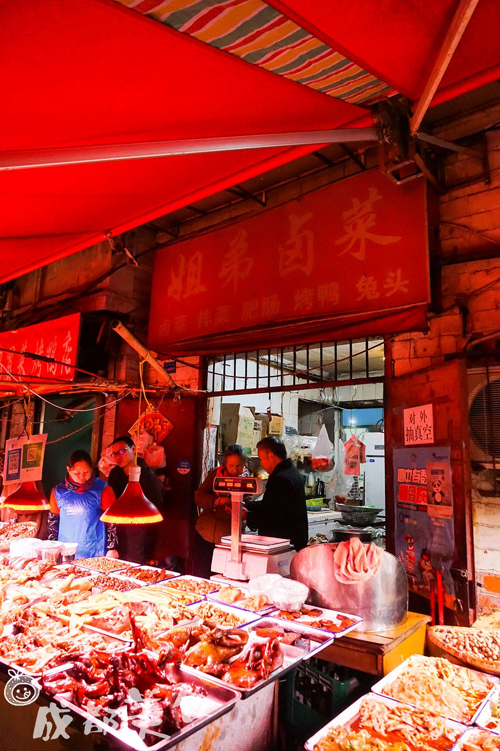 张家巷菜市场的路口,是连着几家开了快二十年的卤菜摊子