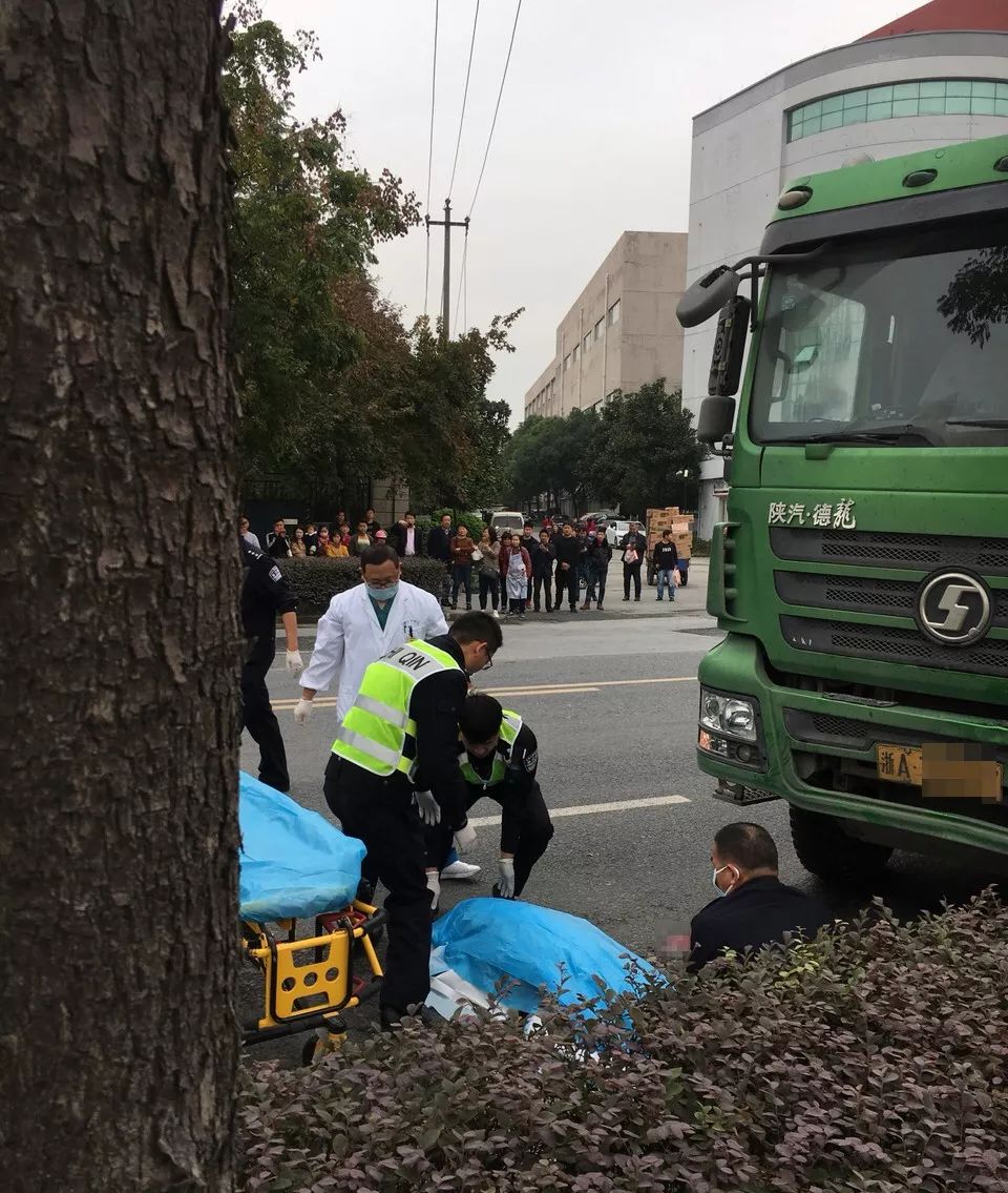 蕭紹東路發生慘烈車禍,一輛電瓶車與大車相撞,留下一條長長的剎車印