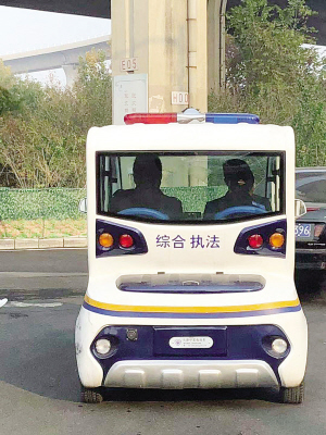 上杭路街综合执法队的执法车,不仅悬挂着警灯,而且没有牌照