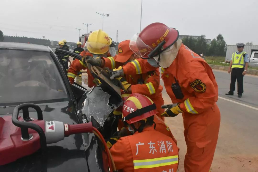 雷州消防联合市交警大队急救等部门开展交通事故应急演练