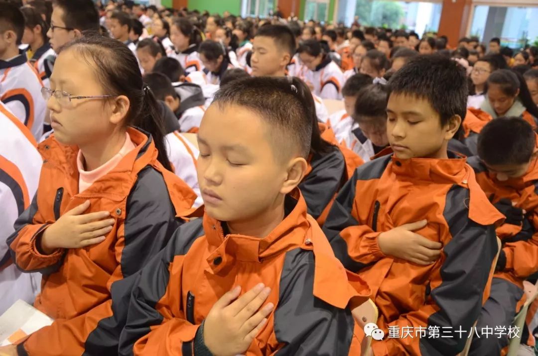 教師共計1500餘人在校樂匯樓,與鯤鵬教育集團著名勵志演說家陳國明