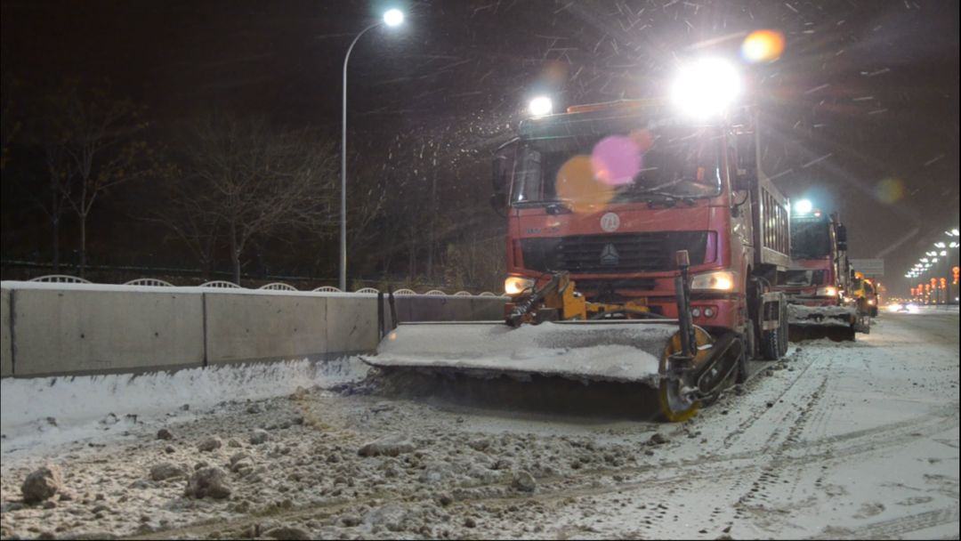 事件:清雪車在作業地點:烏魯木齊市華光街附近時間:11月12日23時事件