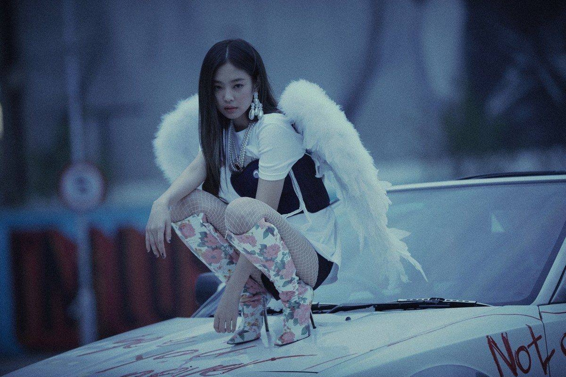 另外jennie在《solo》记者会上,被主持人称为"女版gd,虽然当时jennie