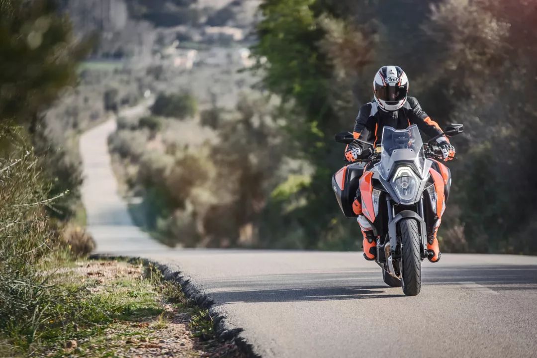 >>ktm 1290 super duke gt車主我要慢一點,等等後面的車,否則又要說我