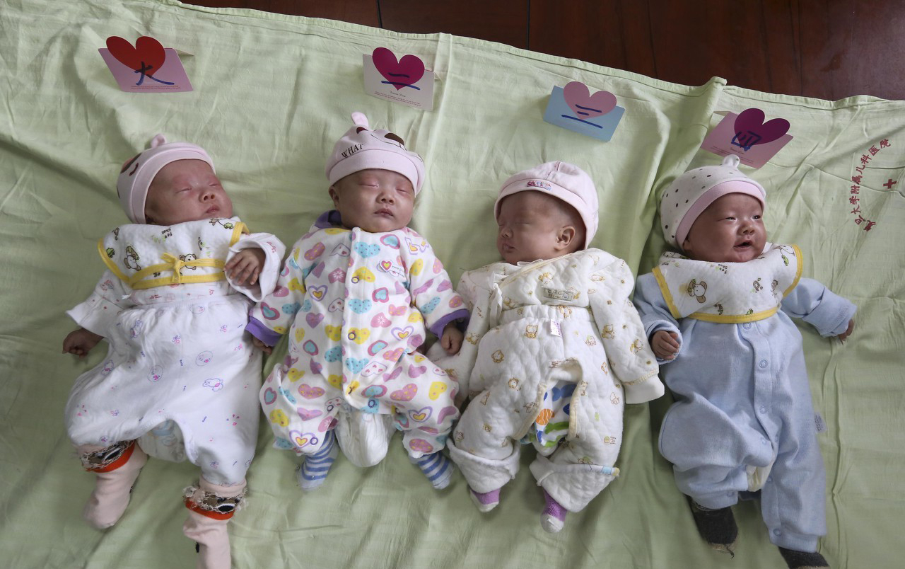 两胎生下八孩？网红王女士官宣再怀四胞胎！去年曾生下四个孩子！|四胞胎|王女士|网红_新浪新闻