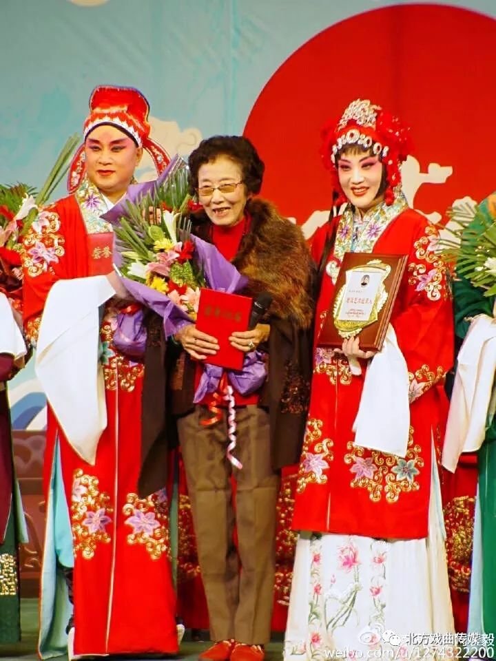 李勝素貴如牡丹,張火丁靜若幽蘭,史依弘雅比芙蕖,遲小秋秀似水仙