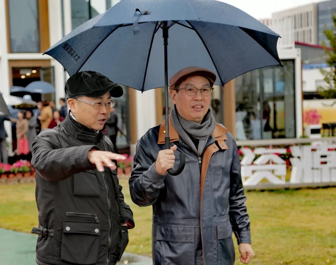 陳湧海先生(右2)藝術家孫曉晨(右1)出品人陶陶及漢威國際藝術中心館長