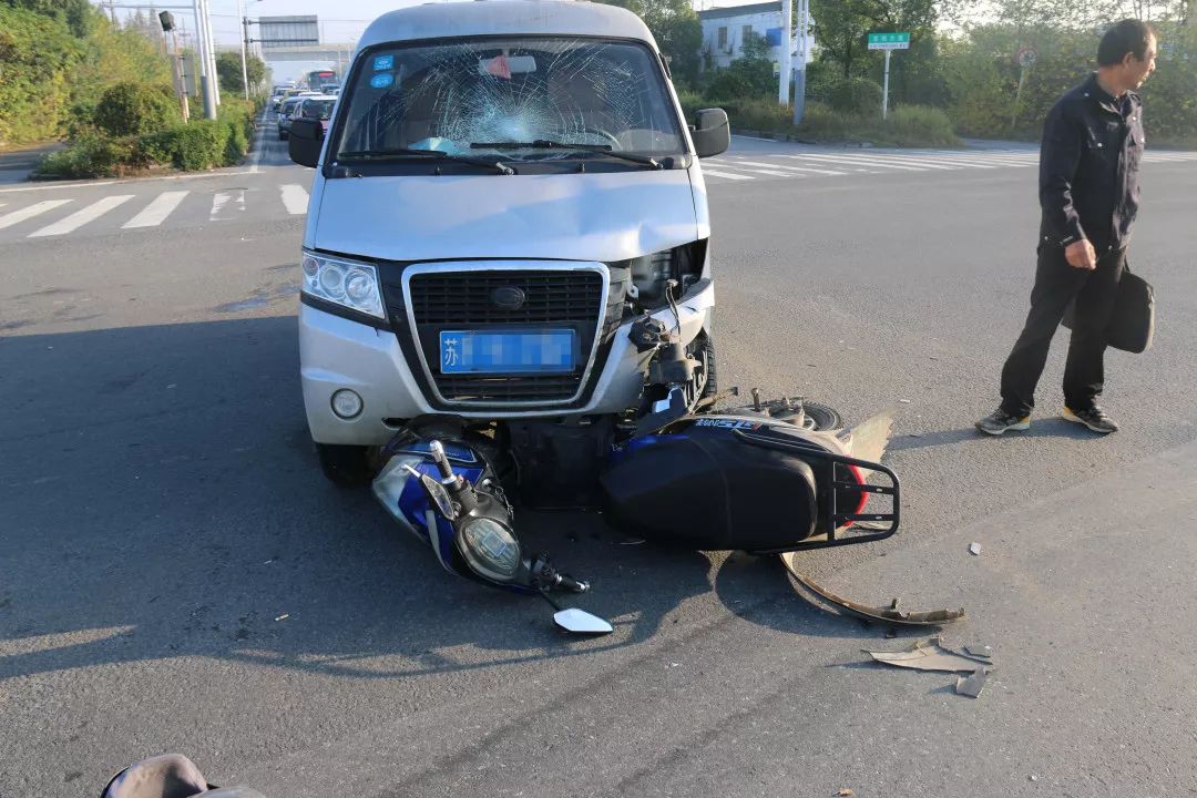 闖紅燈遇上搶黃燈 電動車駕駛員被撞飛