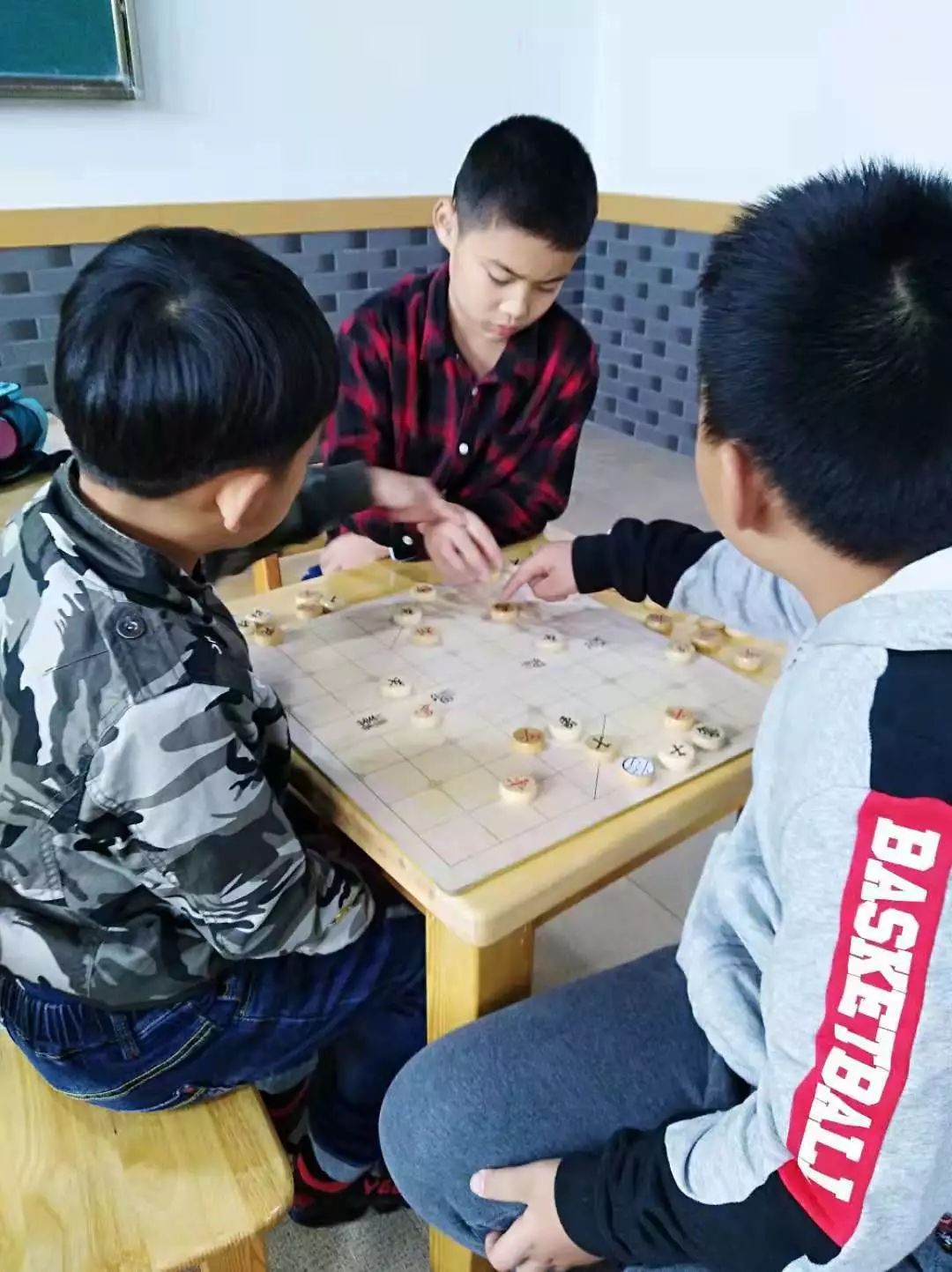 大家好!我是象棋班的顾子懿.我正在和小伙伴探讨棋艺哦