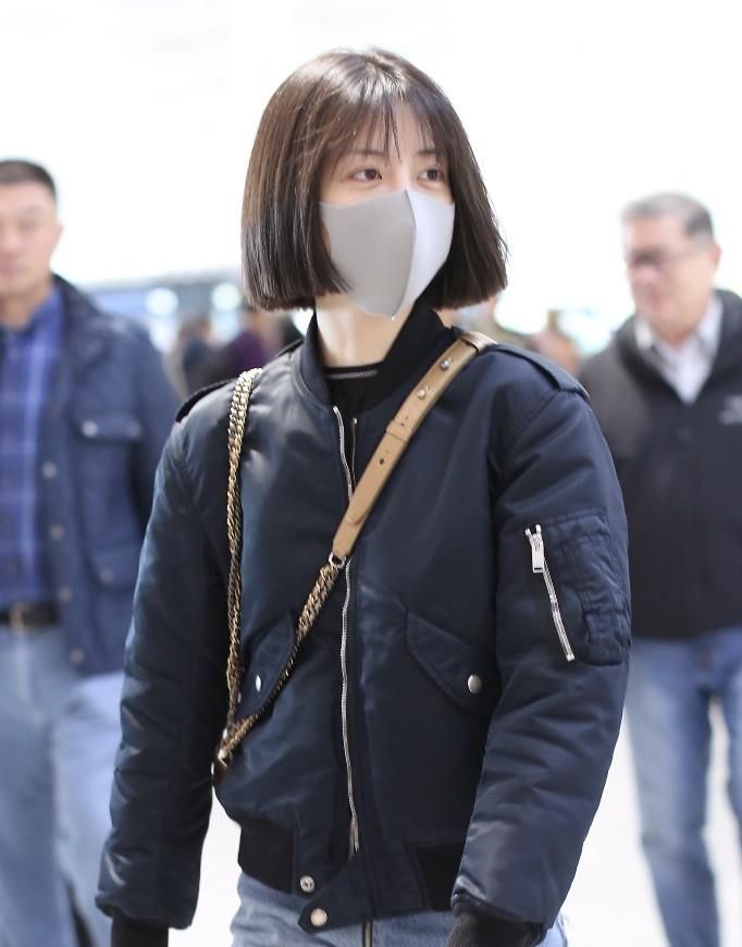 1/ 13 1/13 4月7日,李溪芮现身北京机场,她一头短发,戴着灰色口罩,身