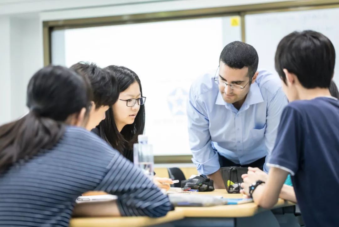 学生与老师在讨论