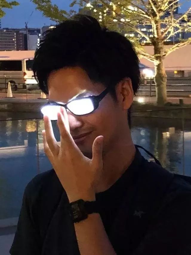 日本网友自制炫酷神器发光眼镜闪瞎千万人