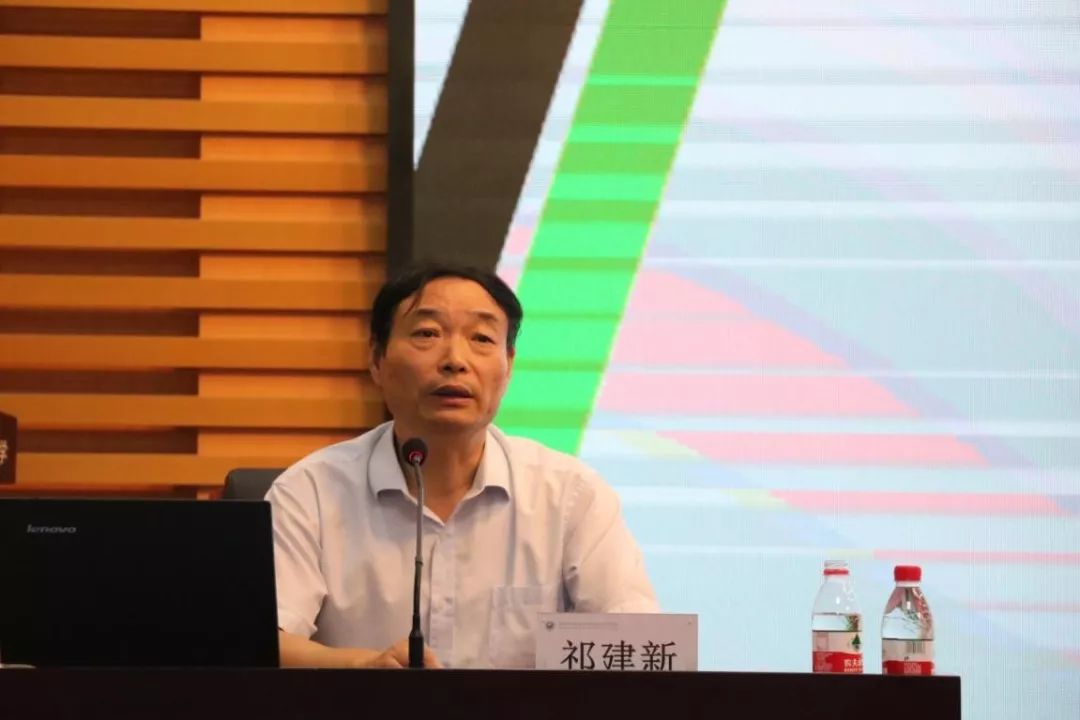 专家简介:祁建新,特级教师,正高级教师,中国数学奧林匹克高级教练