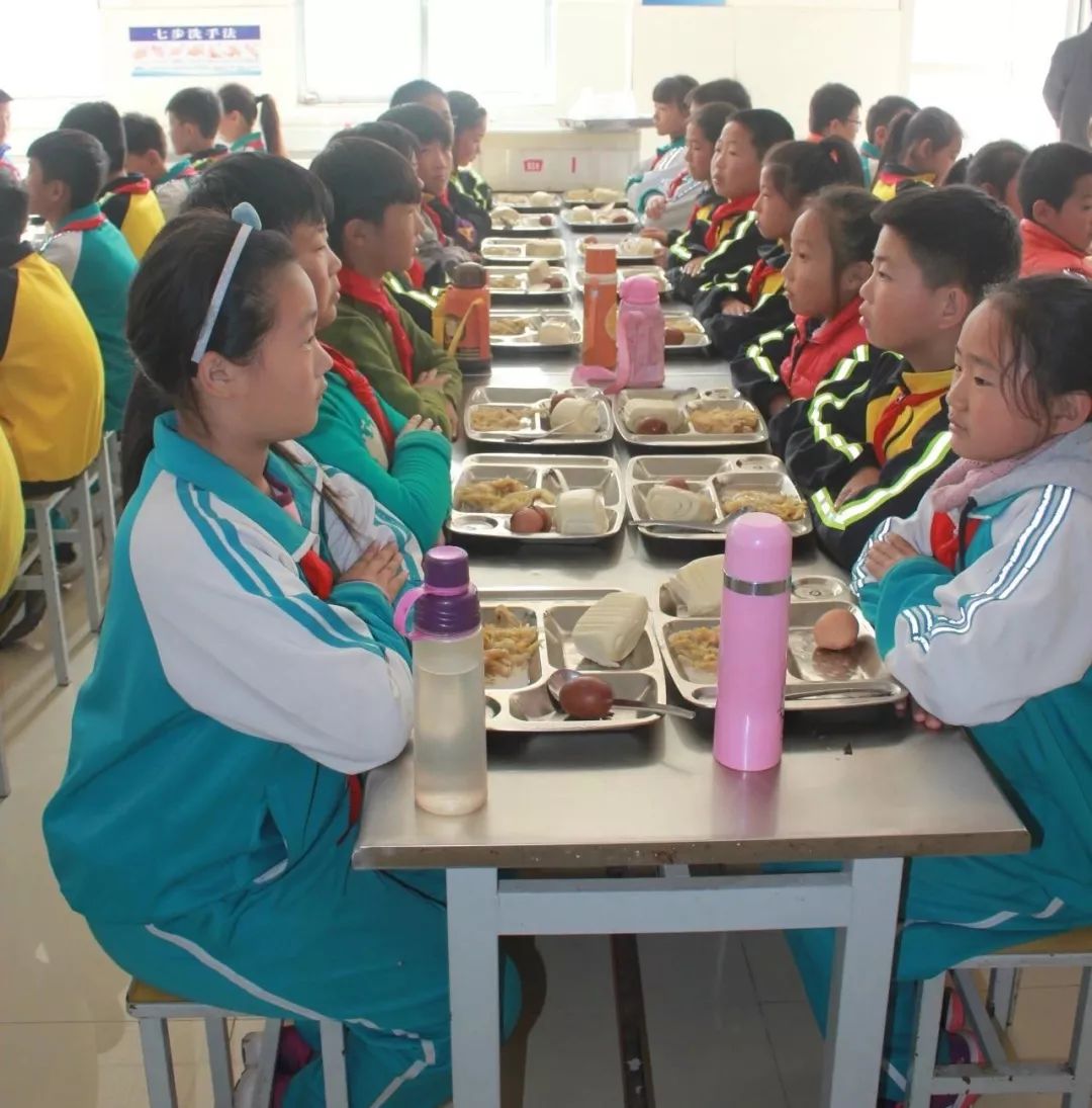 小学生食堂吃饭图片