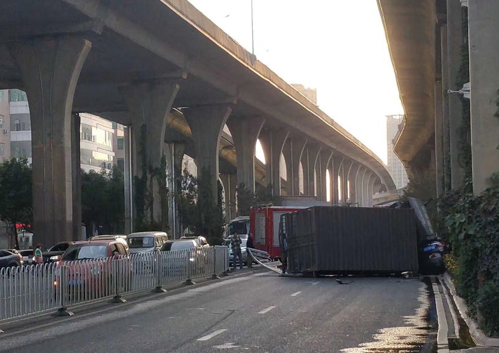 昆明北二環下一快遞大貨車突然失控衝到對向車道側翻壓扁小轎車