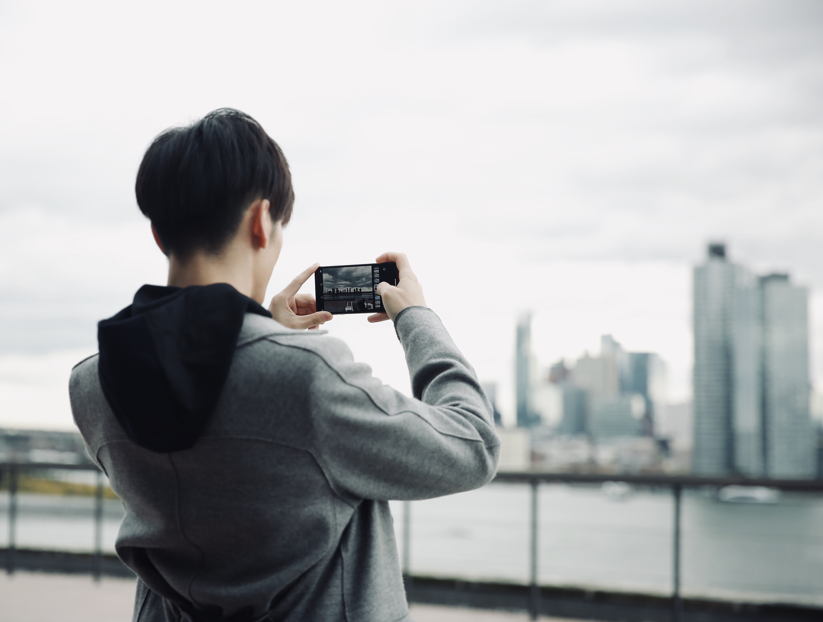 拿着手机拍世界的王嘉也算得上是一名努力的文艺摄影师